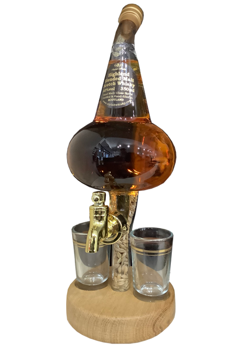 威士忌罐式蒸馏器和 2 个玻璃杯